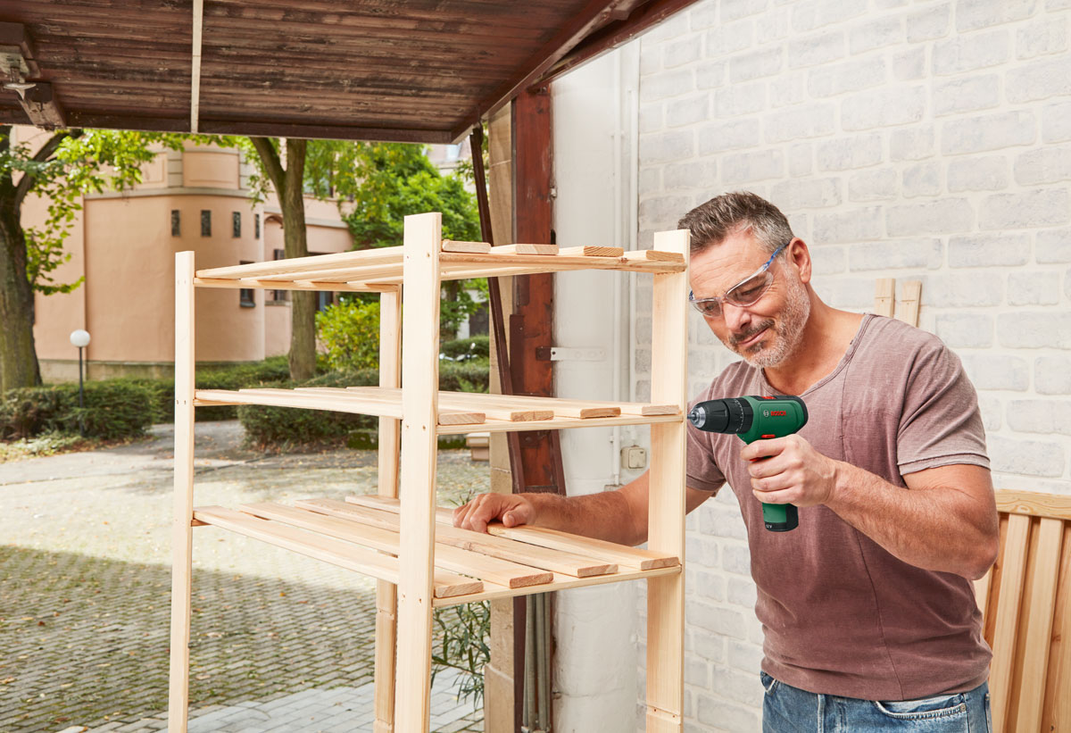 Απεικονίζεται η χρήση του εργαλείου για βίδωμα σε ξύλινη επιφάνεια.